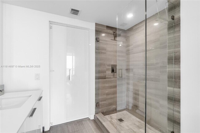 Building Photo - 1300 Brickell Bay Dr