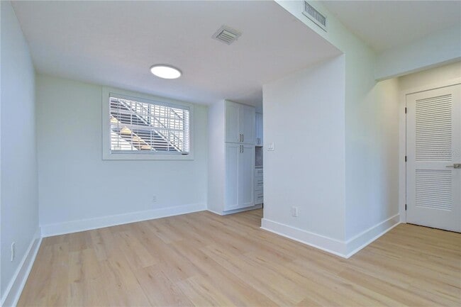 Building Photo - 200 Country Club Dr