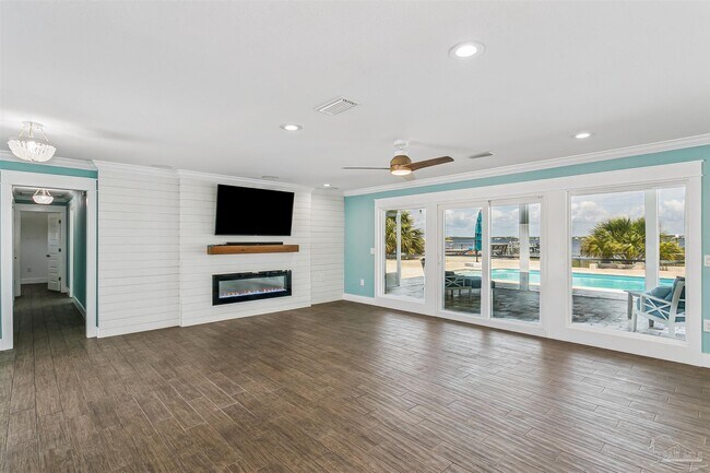 Building Photo - 231 Sabine Dr