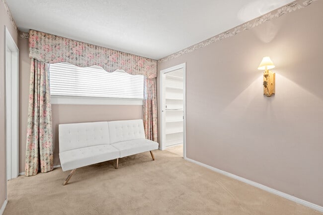 Building Photo - 1342 Skyline Dr