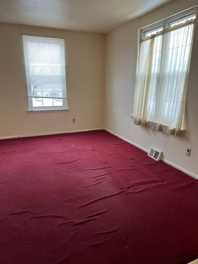 Building Photo - Stunning 6-Bedroom Home with Parking Spot and Large Yard! Available NOW!