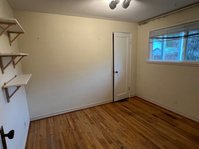 Building Photo - Haller Lake Home