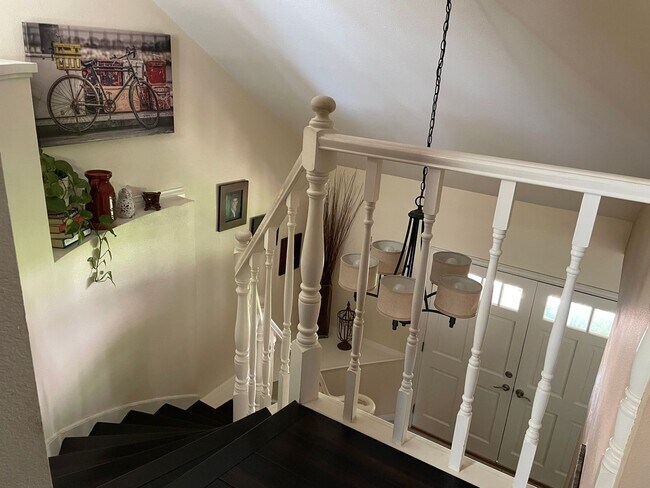 Building Photo - Spacious East Ventura 4 Bedroom 2 Bath Pool Home