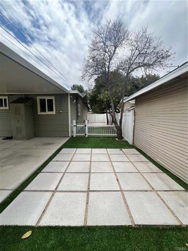 Building Photo - Charming Home