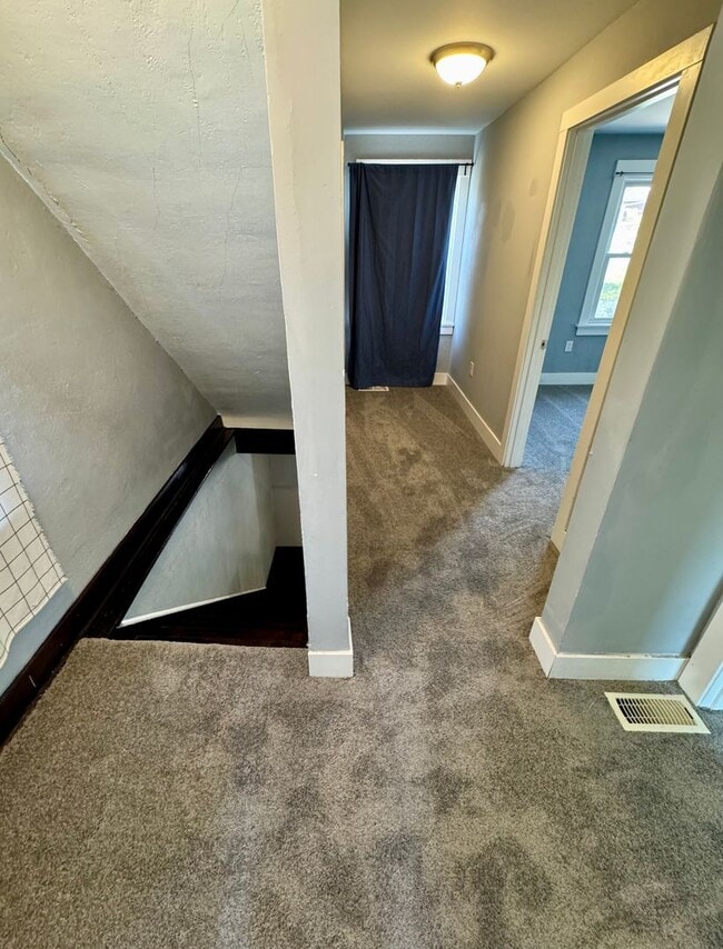 Building Photo - Open Concept 3 Bed 1.5 Bath in Swissville!