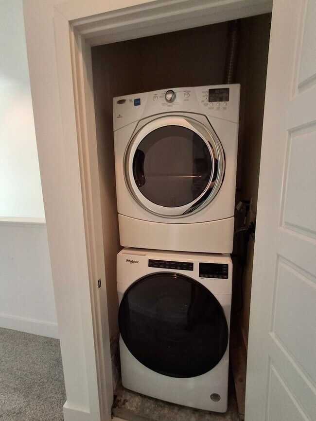 Building Photo - RECENTLY REDUCED! Beautiful Townhome in Ci...