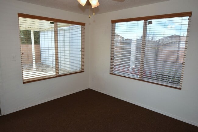 Building Photo - 2BR Plus Bonus Room in the NW!