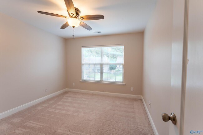 Building Photo - 2524 Oak Pl Dr SE