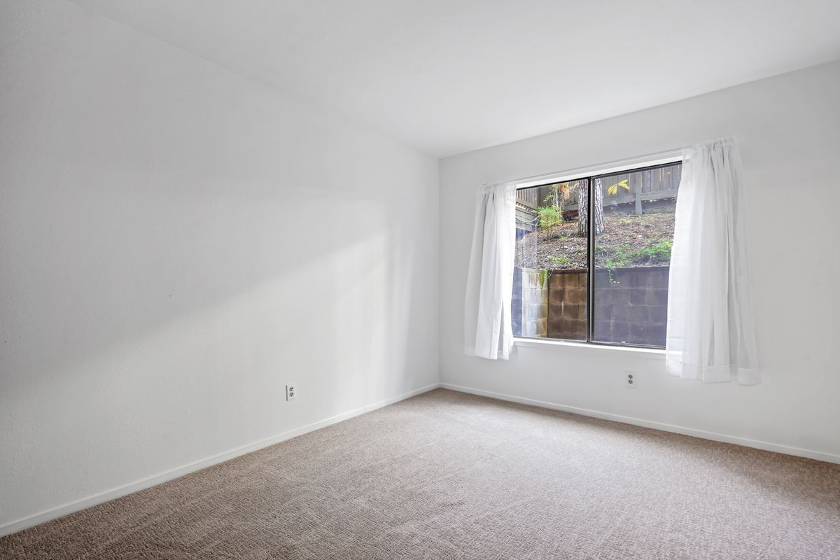 Building Photo - 3338 La Mesa Dr