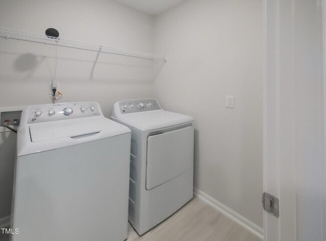 Building Photo - Modern New Townhome | 3 Bed/2.5 Bath | End...