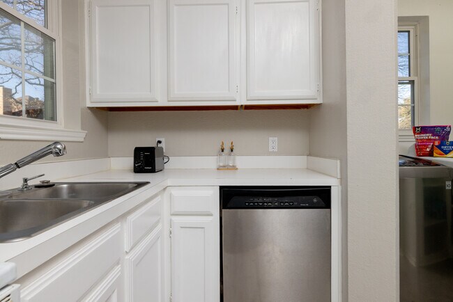 Building Photo - 2700 Ansley Ct