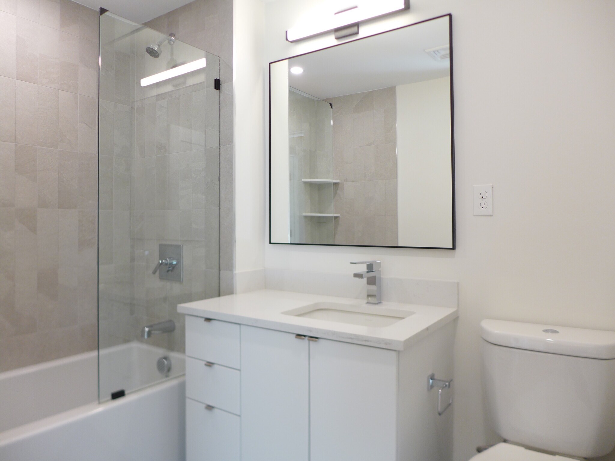 Building Photo - 47 Thorndike St