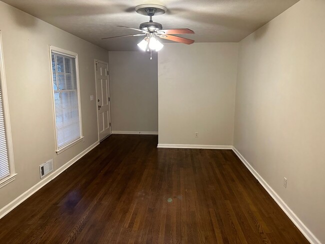 Building Photo - 2 bedroom 1 and a half bath brick home in ...