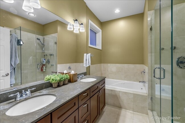 Building Photo - 1753 N Artesian Ave