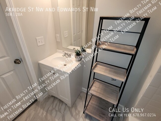Building Photo - 1471 Akridge St NW