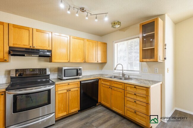 Building Photo - 3 bed 2 bath home