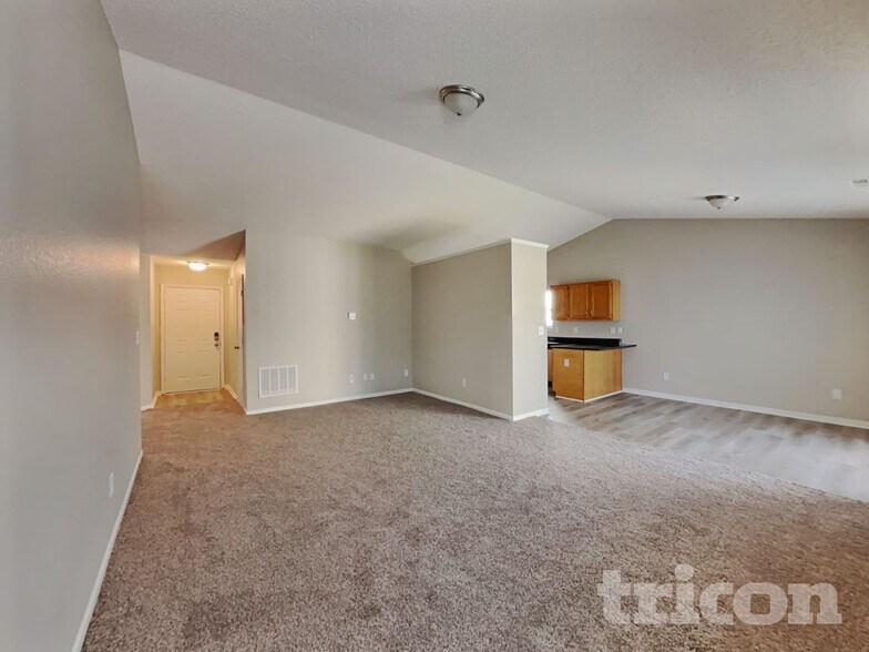 Building Photo - 2220 Lakecrest Dr