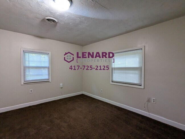 Building Photo - 2 Bedroom, 1 Bathroom Home!