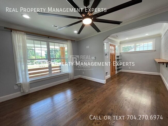 Building Photo - 2243 Shamrock Dr