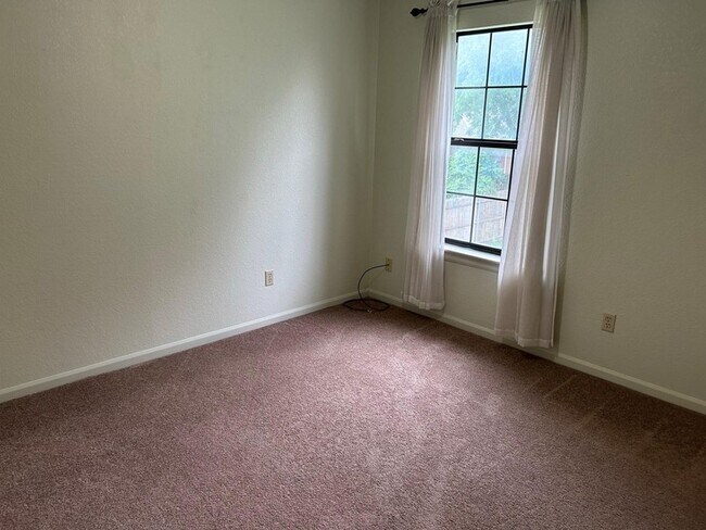 Building Photo - 1225 Eaton Ln