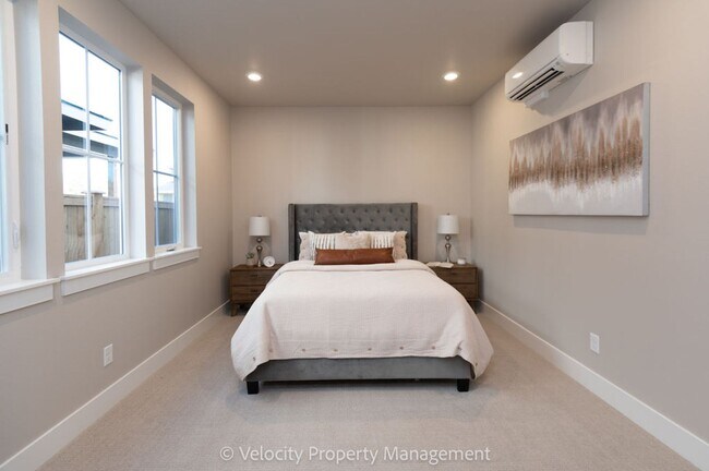 Building Photo - Brand New SE Bend Home!
