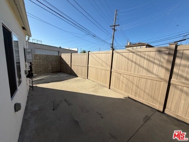 Building Photo - 1413 N Avon St