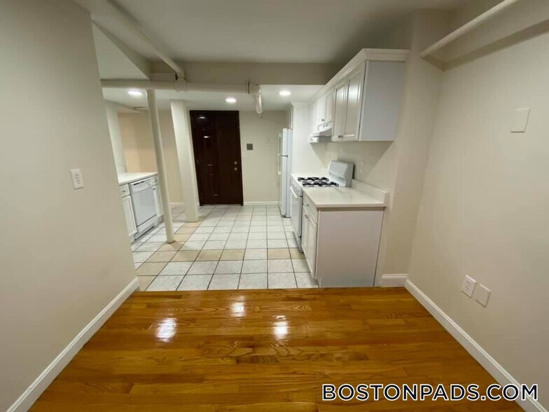 Building Photo - 171 Hemenway St