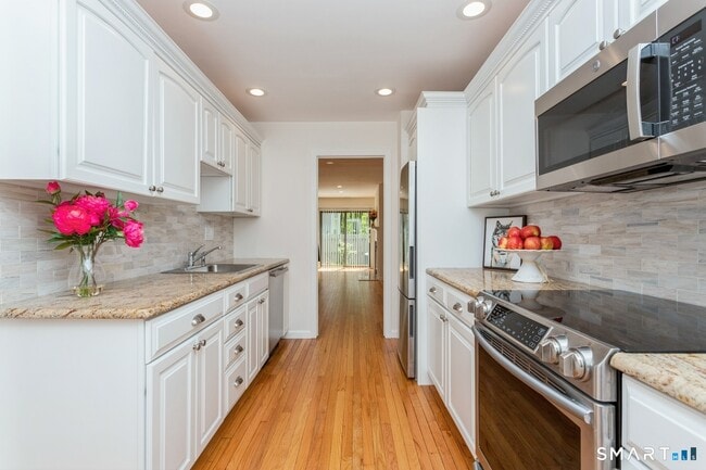Building Photo - 33 Strathmore Ln