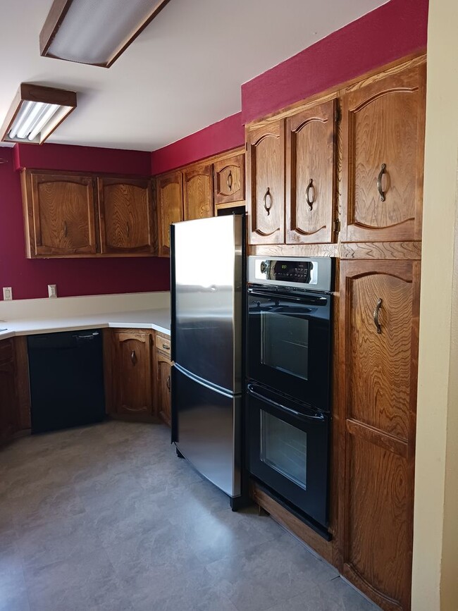 Building Photo - 708 Highland Dr