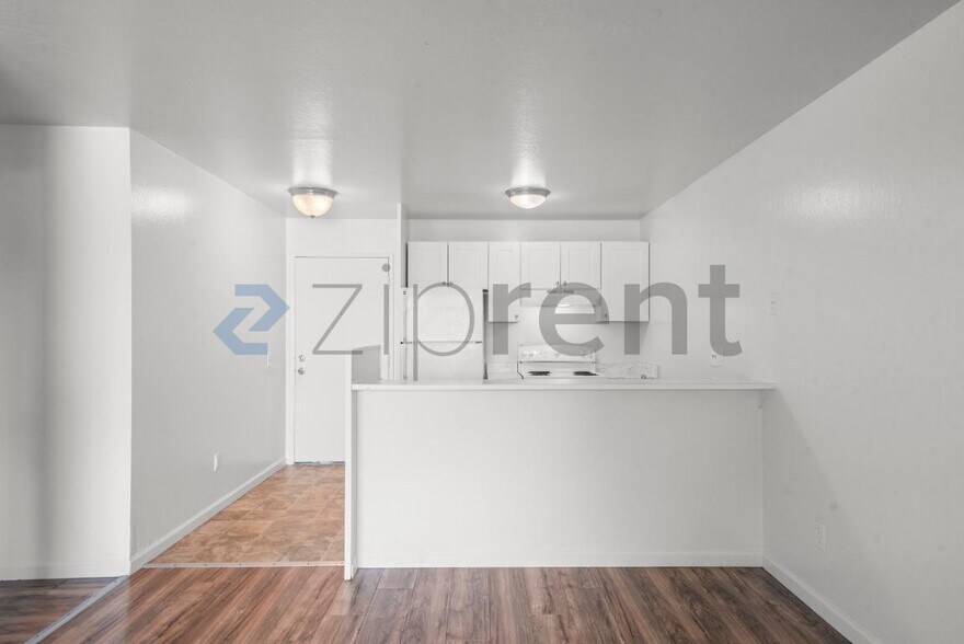 Building Photo - Unit 202
