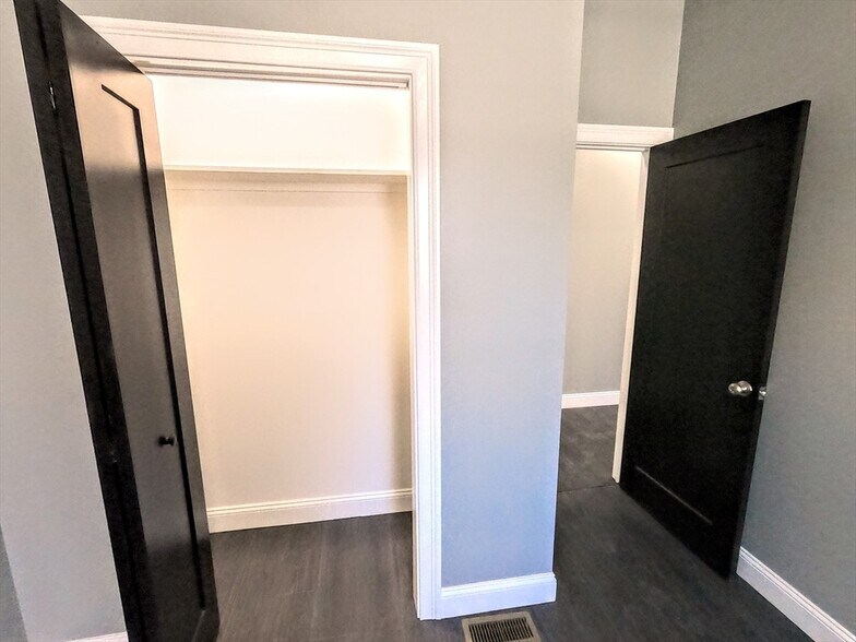 Building Photo - 2 Sunnyside St