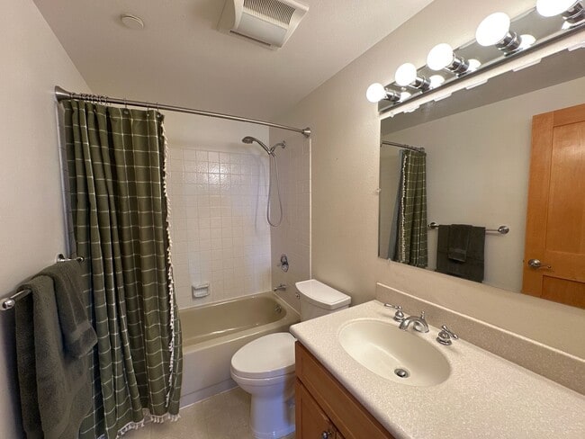 Building Photo - 1201 Denali St