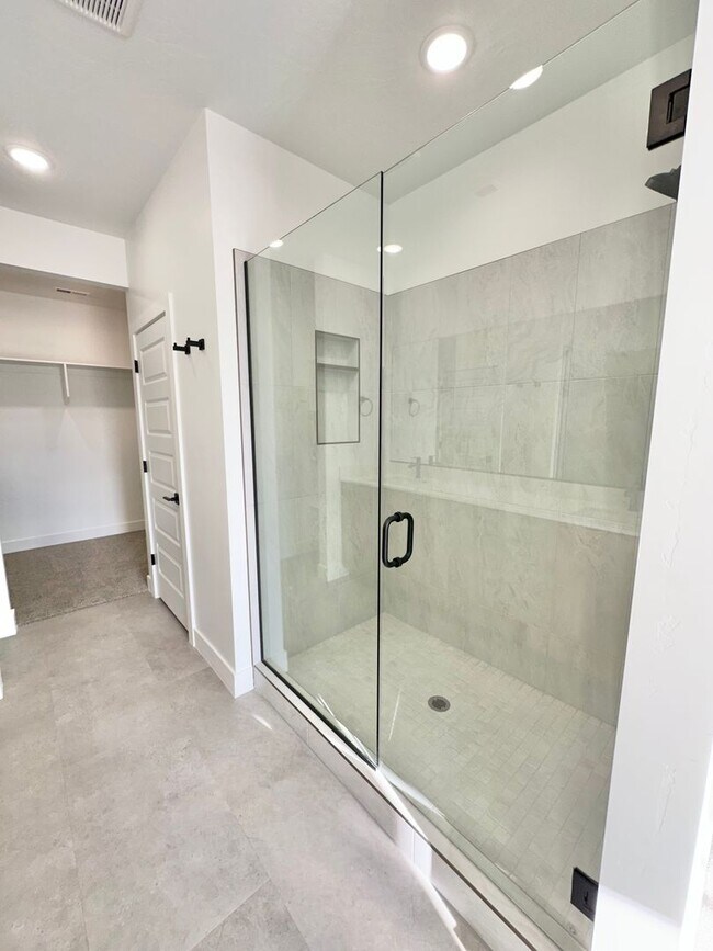 Building Photo - PET FRIENDLY!! HURRICANE TOWNHOME! END UNIT!