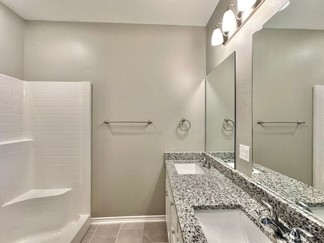 Building Photo - 3 Bedroom 2.5 Bathroom Townhomes at Villa Rosa!