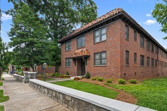 Building Photo - Two Bedroom/One Bathroom, Top Floor Minutes From Beltline