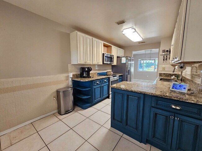 Building Photo - 819 Glencove Ave NW