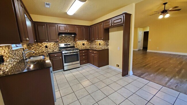Building Photo - 3 Bedroom 2 Bath home in Bentonville Schoo...