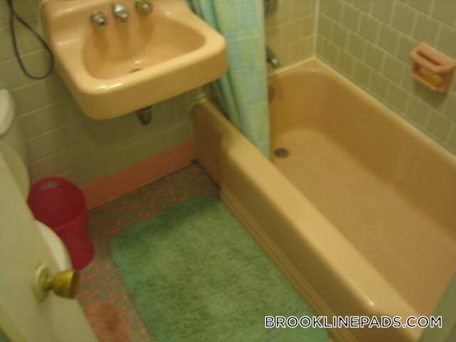 Building Photo - 1069 Beacon St