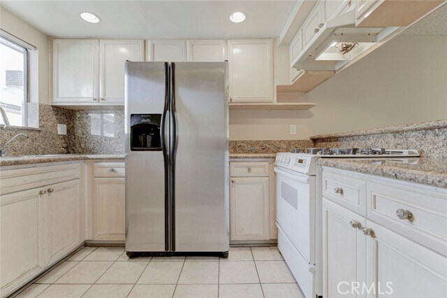 Building Photo - 635 E Angeleno Ave