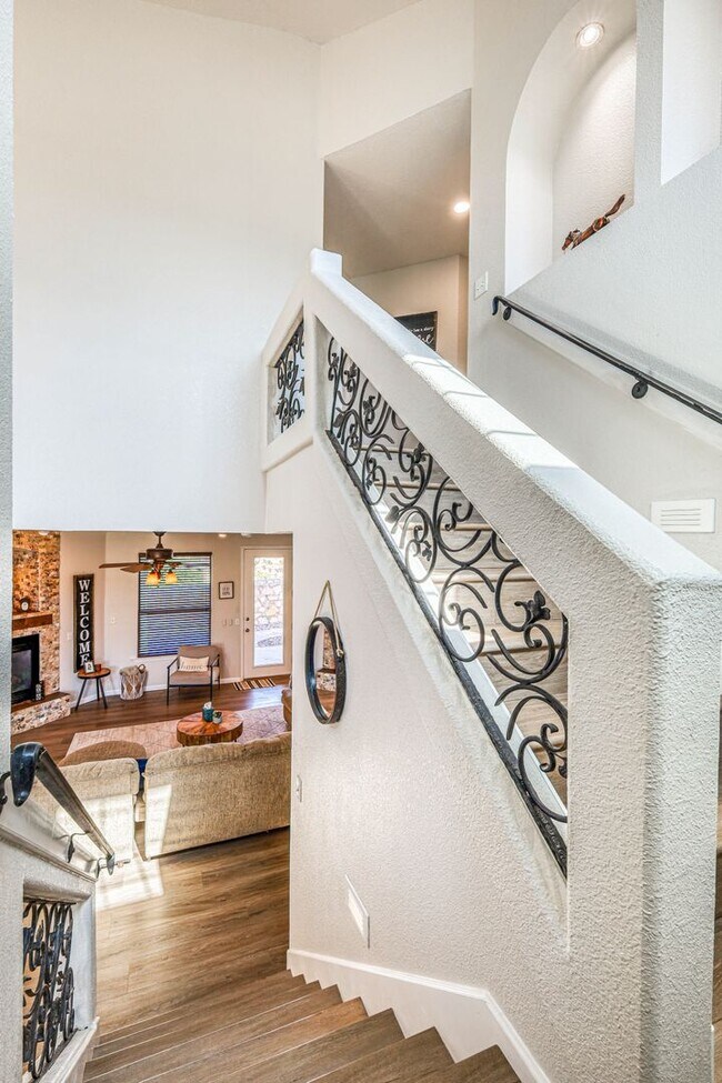 Building Photo - Beautiful Westside home FURNISHED with 4 b...
