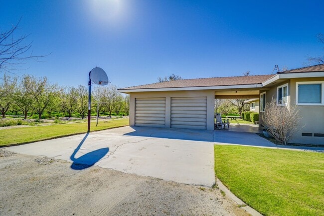 Building Photo - Charming Farmhouse Retreat in Northwest Bakersfield!