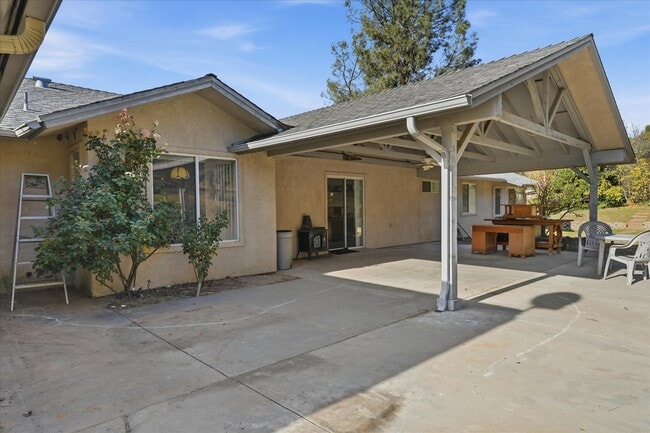 Building Photo - 43379 Leach Rd