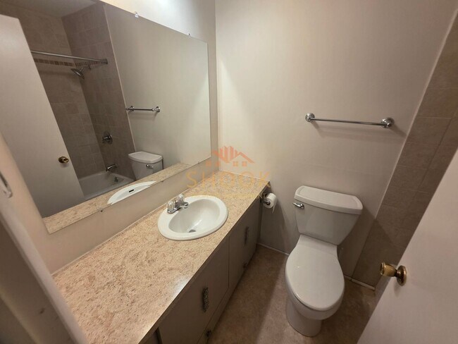 Building Photo - Cozy 3 BR Home in Convenient Location - Sh...