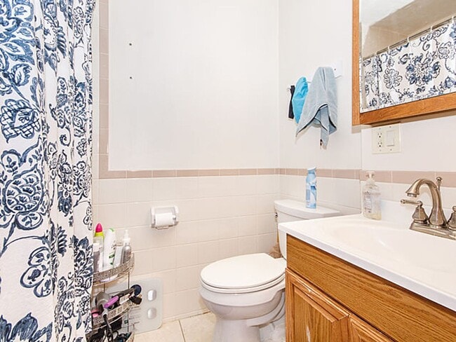 Building Photo - No Brokers Fee, No Security Deposit, Heat, Hot Water Included