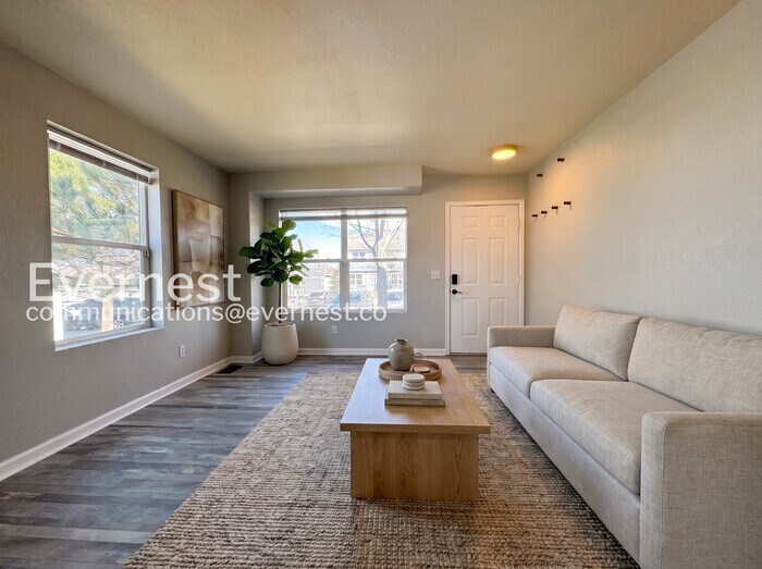 Building Photo - 2040 Oakcrest Cir