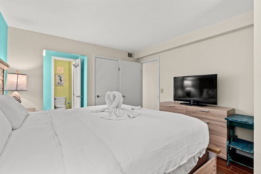 Building Photo - 8743 Thomas Dr