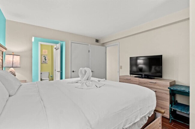 Building Photo - 8743 Thomas Dr