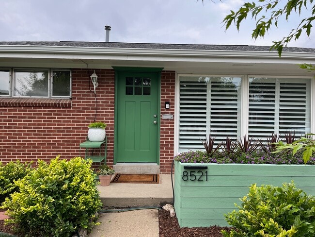 Building Photo - 8521 Crescent Dr