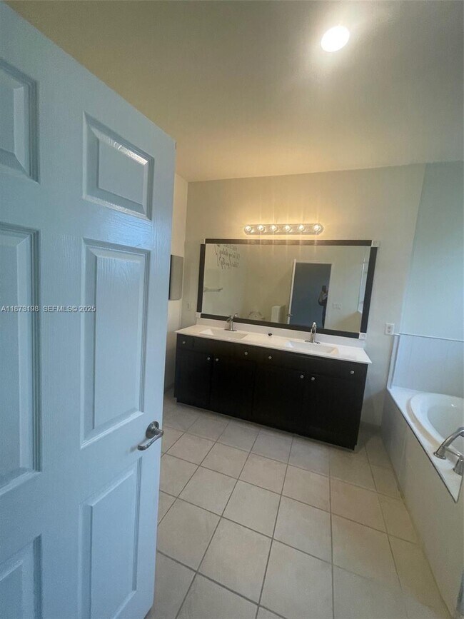 Building Photo - 3114 SE 3rd Dr