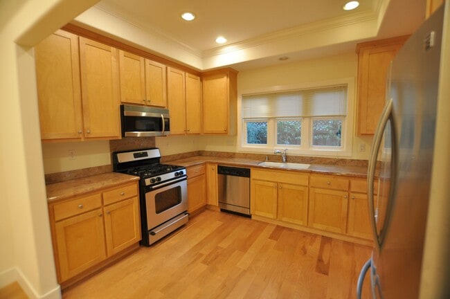 Building Photo - Luxury Craftsman Style Home in quiet San M...